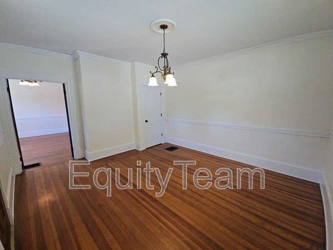 Building Photo - 137 S F St