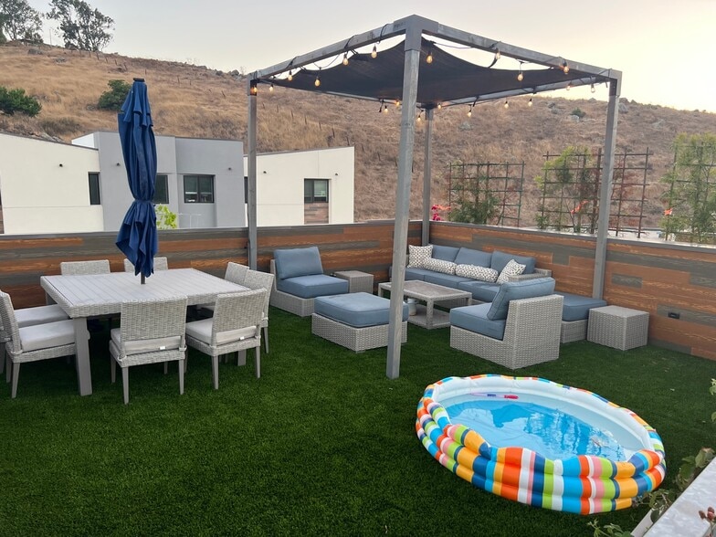 Private roof deck (accessed from balcony) - 259 Bridge St