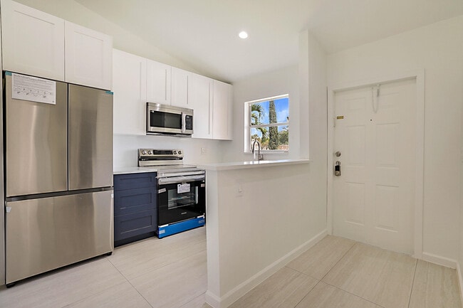 Building Photo - 320 NE 42nd St