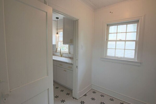 Building Photo - Tour Today! 2 bedroom Rental in Historical Charnwood District, Tyler Tx!