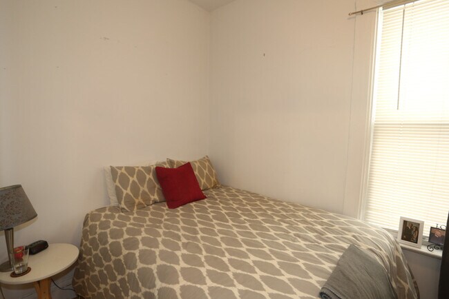 Building Photo - 430 S Racine Ave