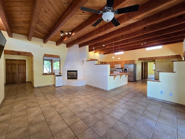 Building Photo - 19 Camerada Rd