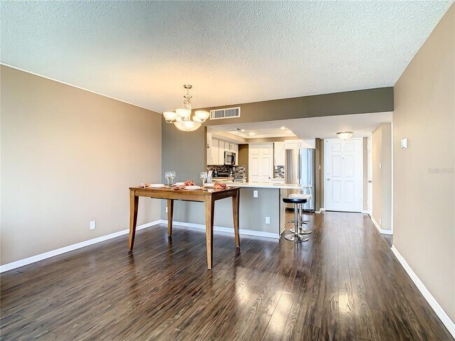 Building Photo - 7400 Sun Island Dr S