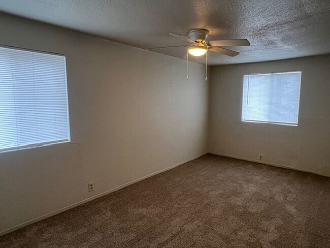 Building Photo - DARLING 2 BEDROOM HOUSE!!