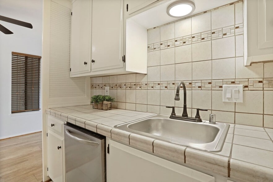 Building Photo - 3702 W Benjamin Holt Dr