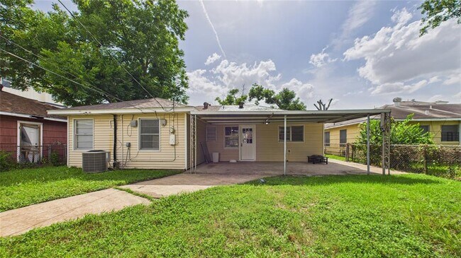 Building Photo - 2318 Reinerman St