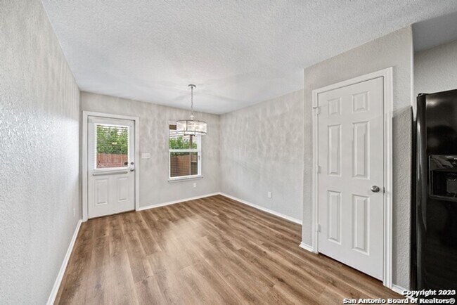 Building Photo - 3 Bedroom/2 Bath Silver Canyon Subdivision