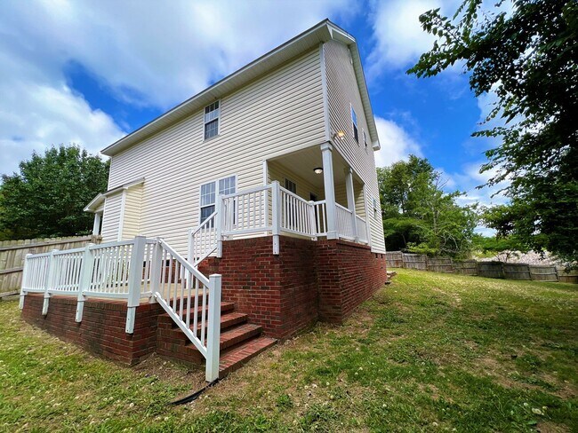 Building Photo - Spacious home near Fort Bragg, Schools, & Shopping!