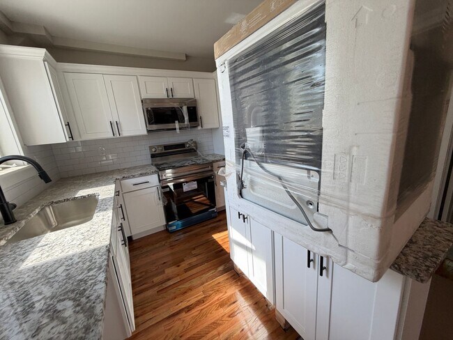 Building Photo - 271 Elm St