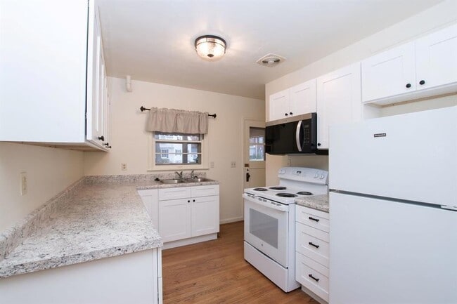 Building Photo - 4933 Woodland Ave