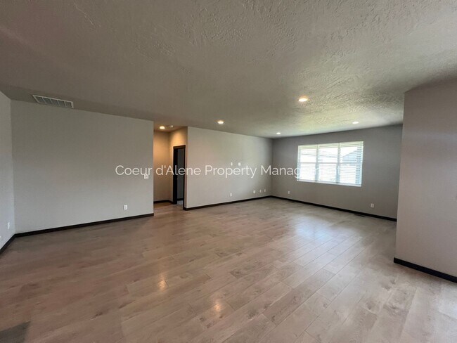 Building Photo - 3 bed house in Woodbridge