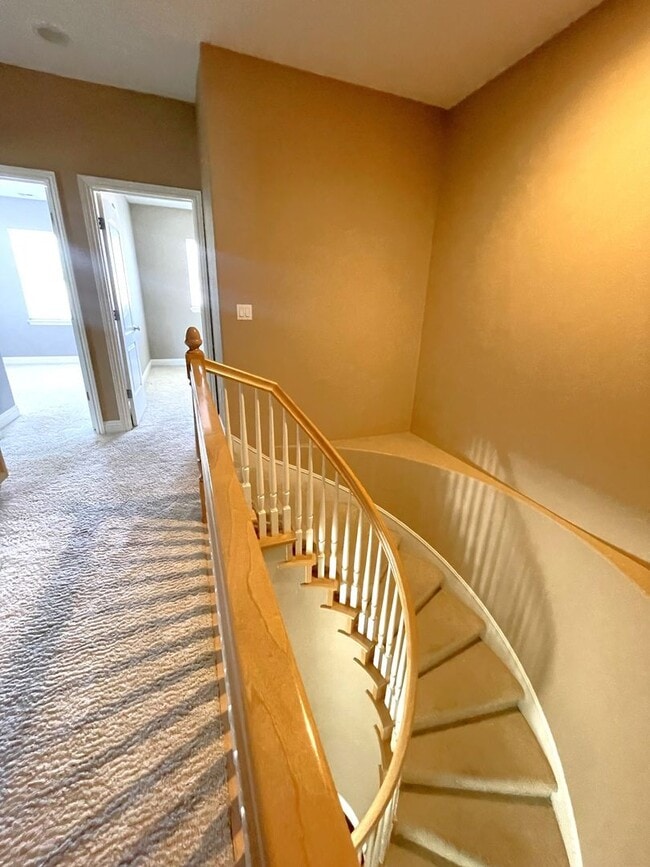 Building Photo - Stunning 3 Bedroom 2.5 Bath Town Home in p...