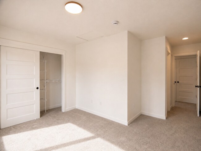 Building Photo - 10112 NE 45th Ct