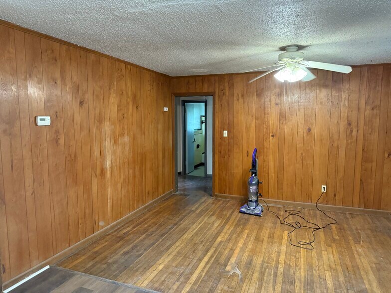 Dining room. Laminate floor. - 2410 Forest Home Rd