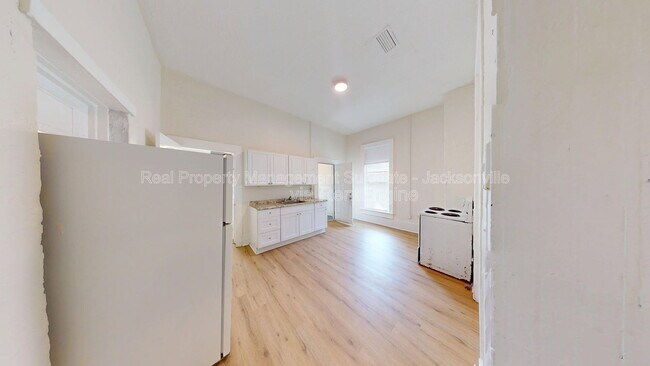 Building Photo - 2324 Moncrief Rd