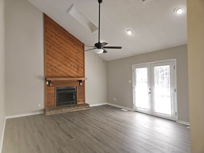 Building Photo - 107 Robinwood Dr