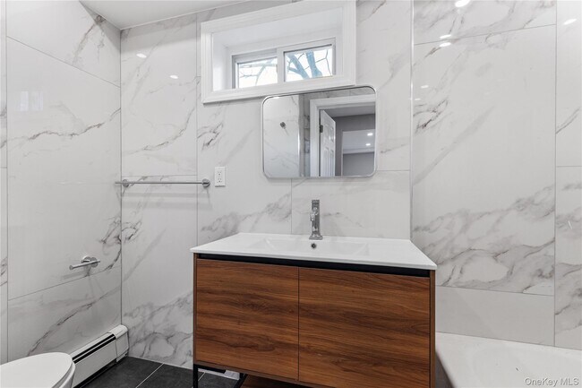 Building Photo - 840 E Broadway