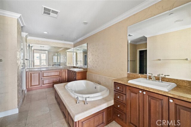 Building Photo - 6001 Crescent Park E