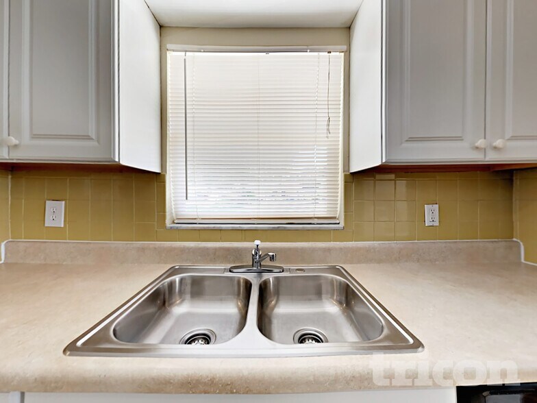 Building Photo - 8840 55th Wy N