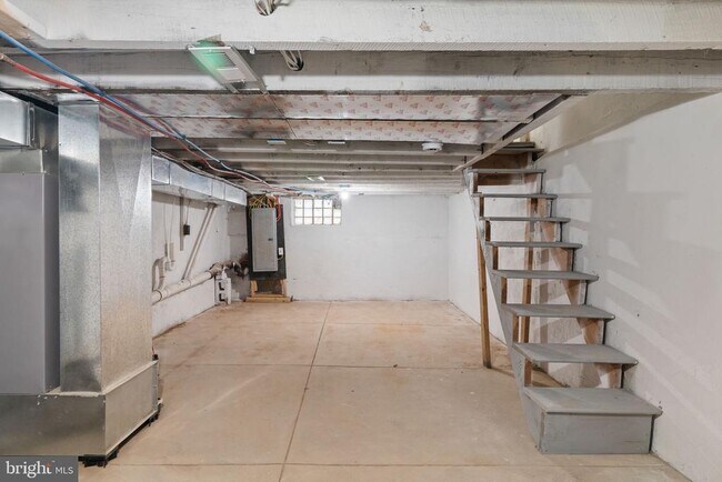 Building Photo - 2151 E Stella St