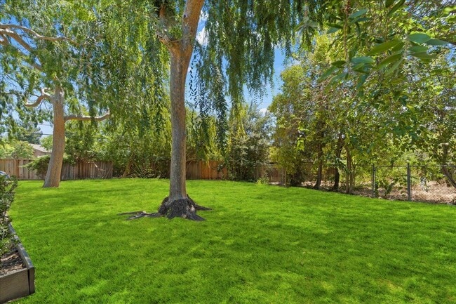 Building Photo - 536 Hawthorn Ave