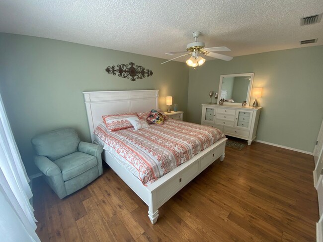 Building Photo - Beautiful 2 + 2 Villa, Turnkey ANNUAL Leas...