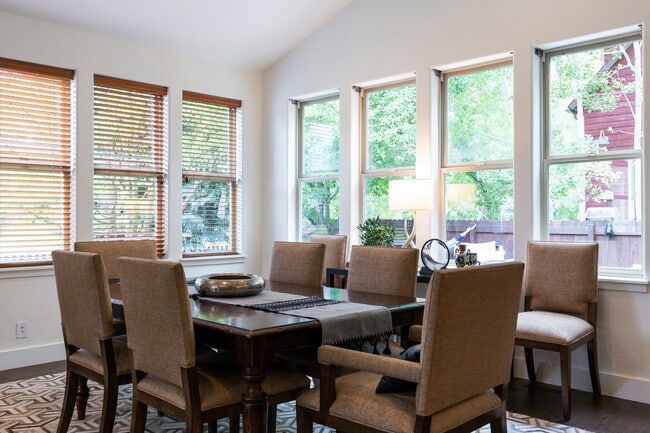 Building Photo - 405 Meadow Ct