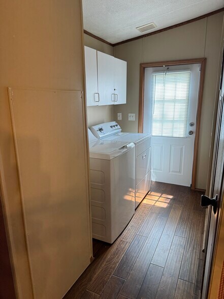 Building Photo - 5715 Bluebird St