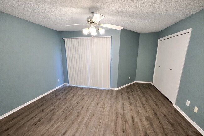 Building Photo - 3815-3815 Dock View Ln