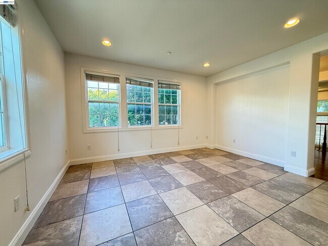 Building Photo - 3687 Whitworth Dr