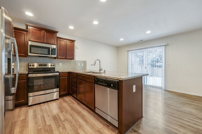 Building Photo - 4 bed plus den - easy I-5 access and JBLM commute. N Thurston School District