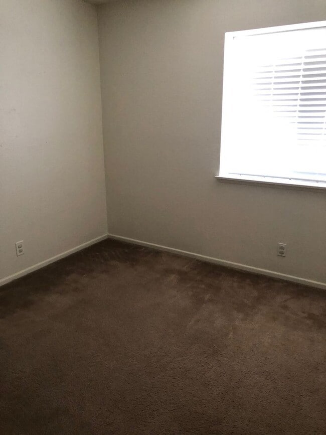 Building Photo - 3 BEDROOM APPLE VALLEY HOME
