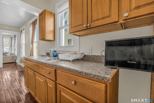 Building Photo - 766 George St