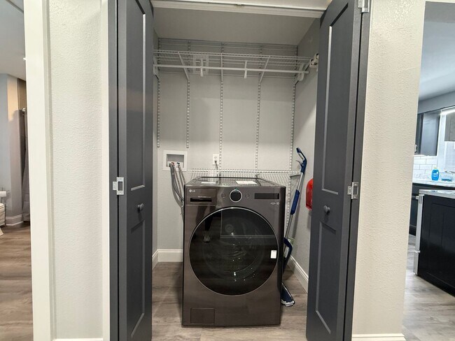 Building Photo - 313 E Bernard Ave