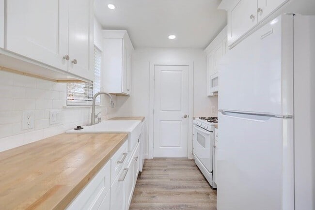 Building Photo - 801 Salem Ln