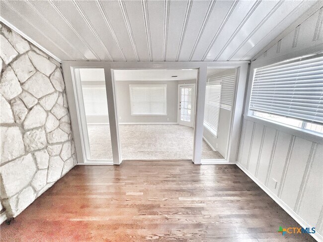 Building Photo - 127 Paloma Dr