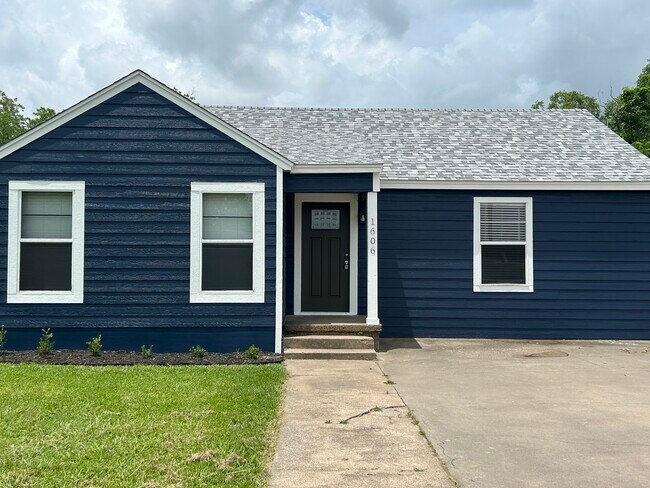 Building Photo - 1606 N Travis St