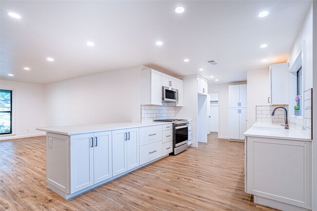 Building Photo - 1422 Wisterwood Dr