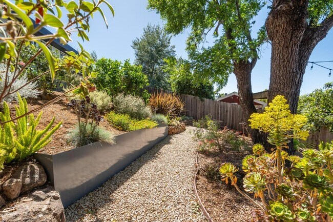 Building Photo - 2667 San Carlos Ave