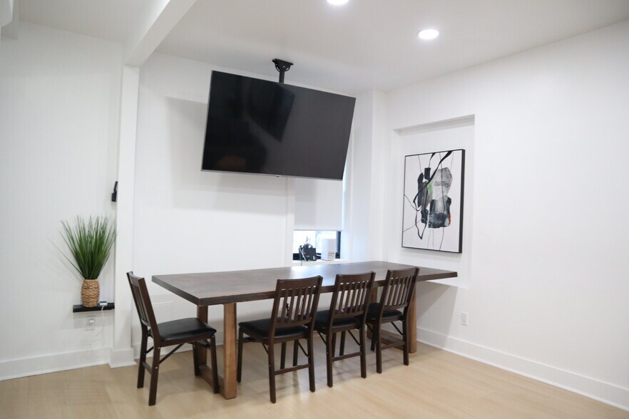 dining - furnished - 411 E Girard Ave