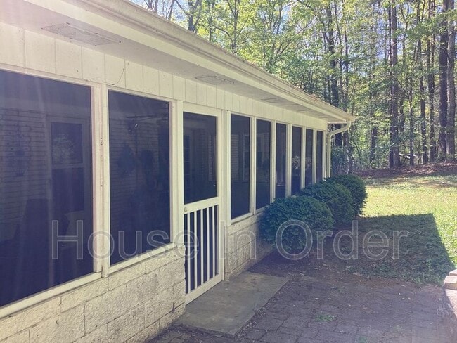 Building Photo - 24 Glen Cove Rd