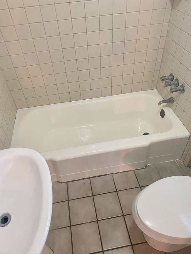 Building Photo - Amazing, Private 1/1 Located In Clearwater