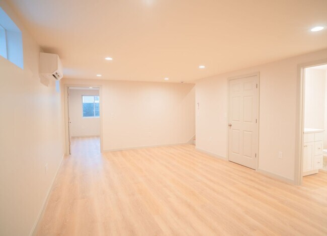 Building Photo - 61 Wainwright St