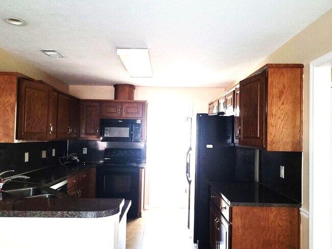 Building Photo - 4 BR 2Ba