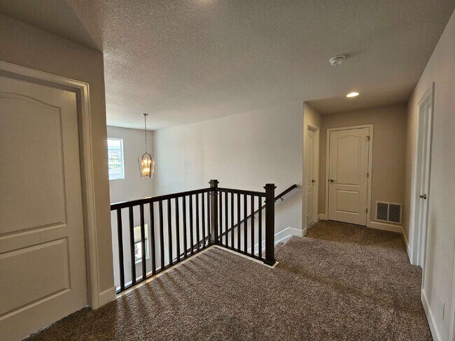 Building Photo - 1385 Castle Creek Cir