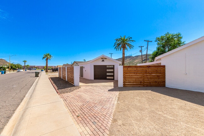 Building Photo - Amazing 3 bed 2 bath home with large backyard