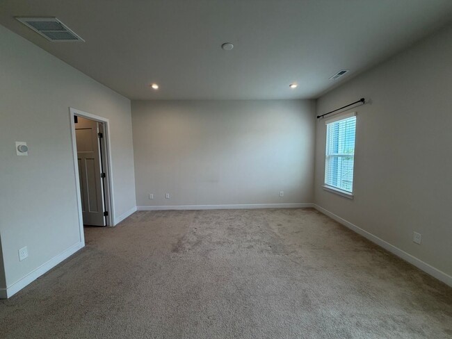 Building Photo - 921 Portrush Ln