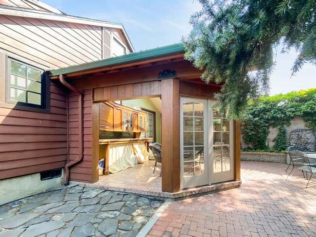 Building Photo - Garfield House: Fully Furnished House, Large private lot across from Golf Course $300 Utility Fee