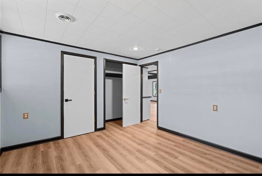 Building Photo - 6809 Lakeshore Dr
