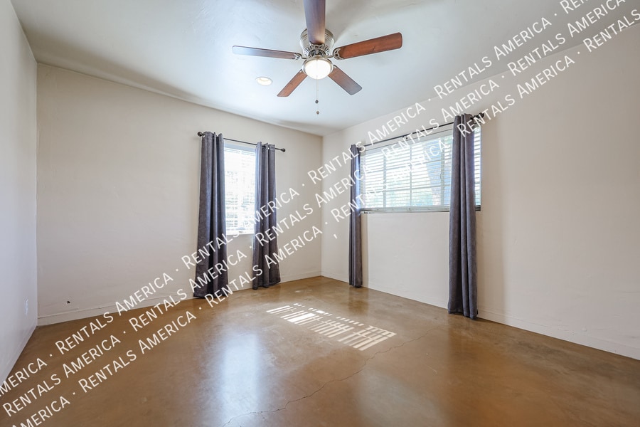 Building Photo - 2911 E Flower St